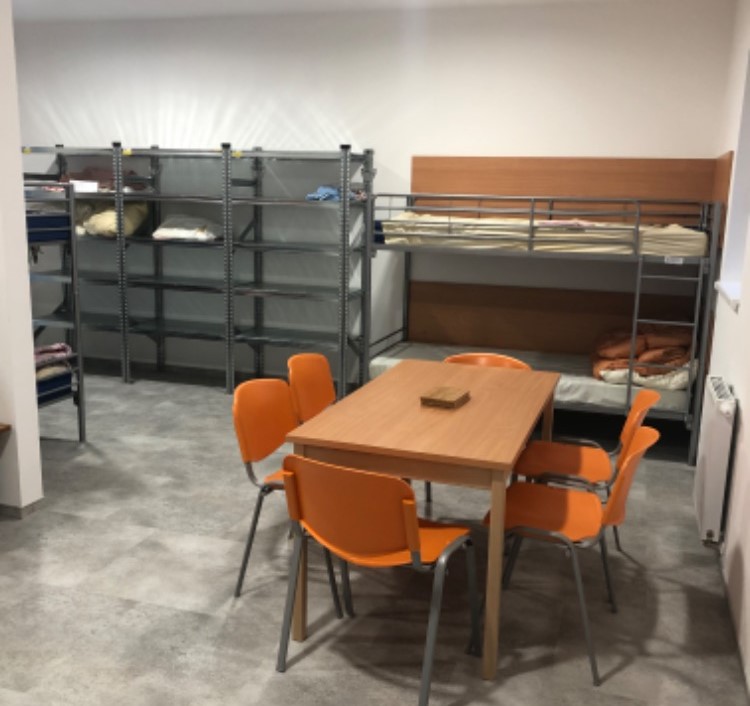 Mrazivé počasí naplnilo noclehárny. Armáda spásy pro lidi z ulice nabízí alespoň volné židle