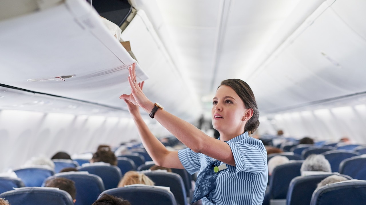 Jednou jsme pasažéra museli spoutat, jinak je to opravdu práce na obláčku, říká pilotka