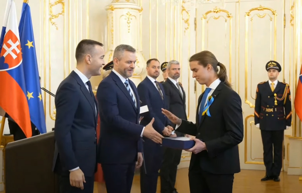 Dezinfoscéna vrhla své síly proti devatenáctiletému školákovi. Na jeho rodinu se prý shání kompromitující informace