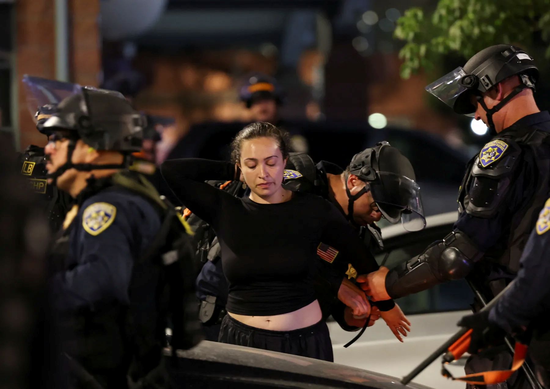 Policie v Los Angeles zahájila hromadné zatýkání v rámci vynucování nočního zákazu vycházení