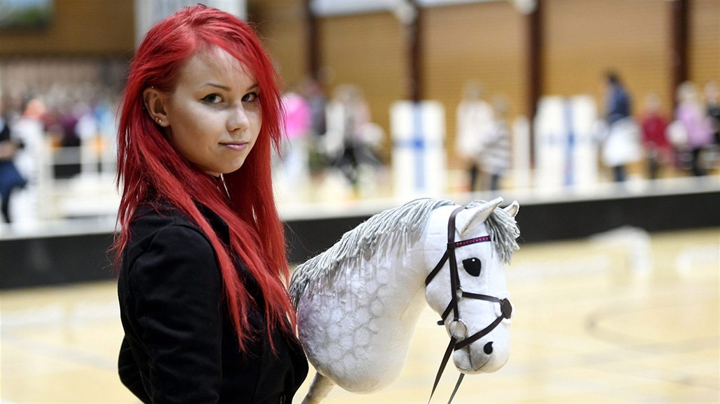 Skákání s dřevěným koníkem. Náročnost Hobby horsingu vás překvapí