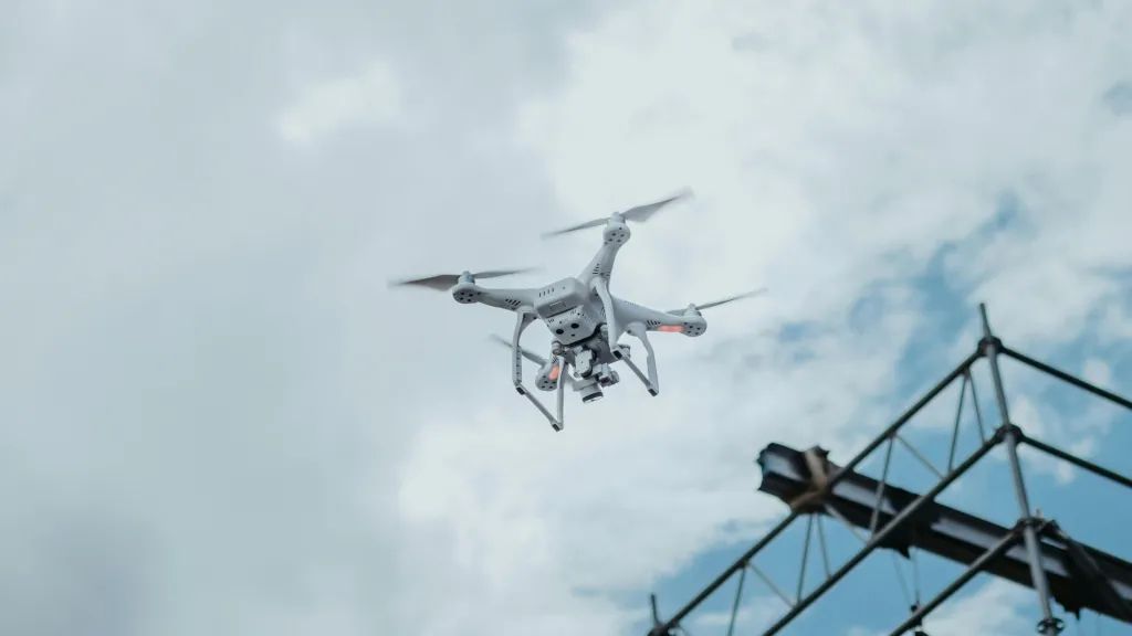 V Česku rostou počty incidentů, kdy amatérští piloti dronů přelétávají nad vojenskými nebo strategickými objekty