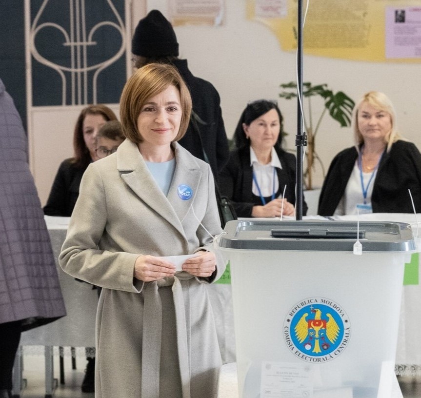 Rusko organizovalo lety pro Moldavany, aby stihli odvolit. Prostor pro dezinformace je tam opravdu velký, říká velvyslanec