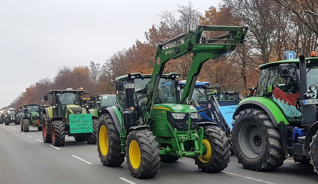Za tisíci traktory v Praze stojí dezinformátoři, říká Prouza