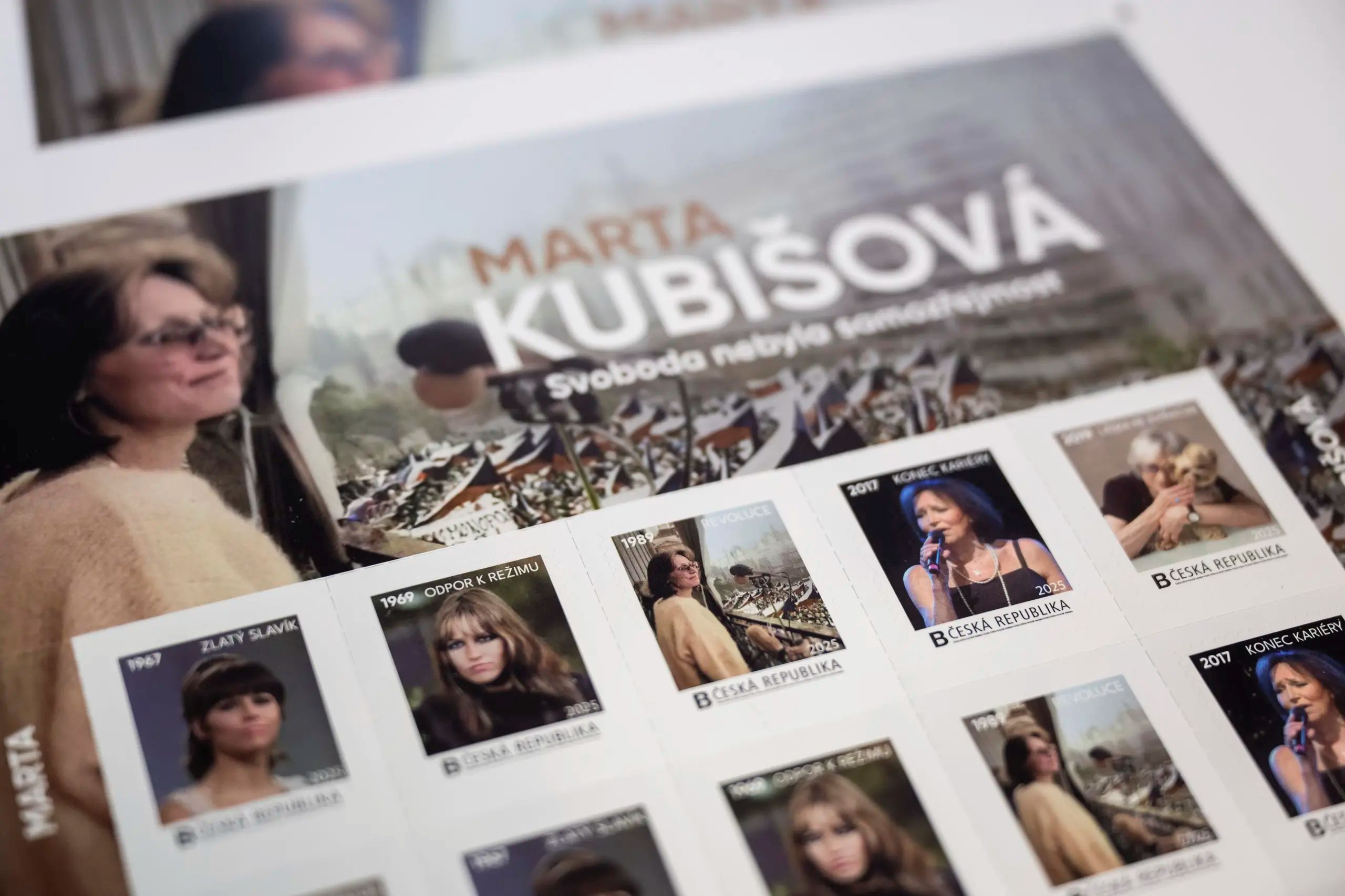 Česká pošta vydá 1. listopadu limitovanou edici známek se zpěvačkou Martou Kubišovou k jejím 83. narozeninám