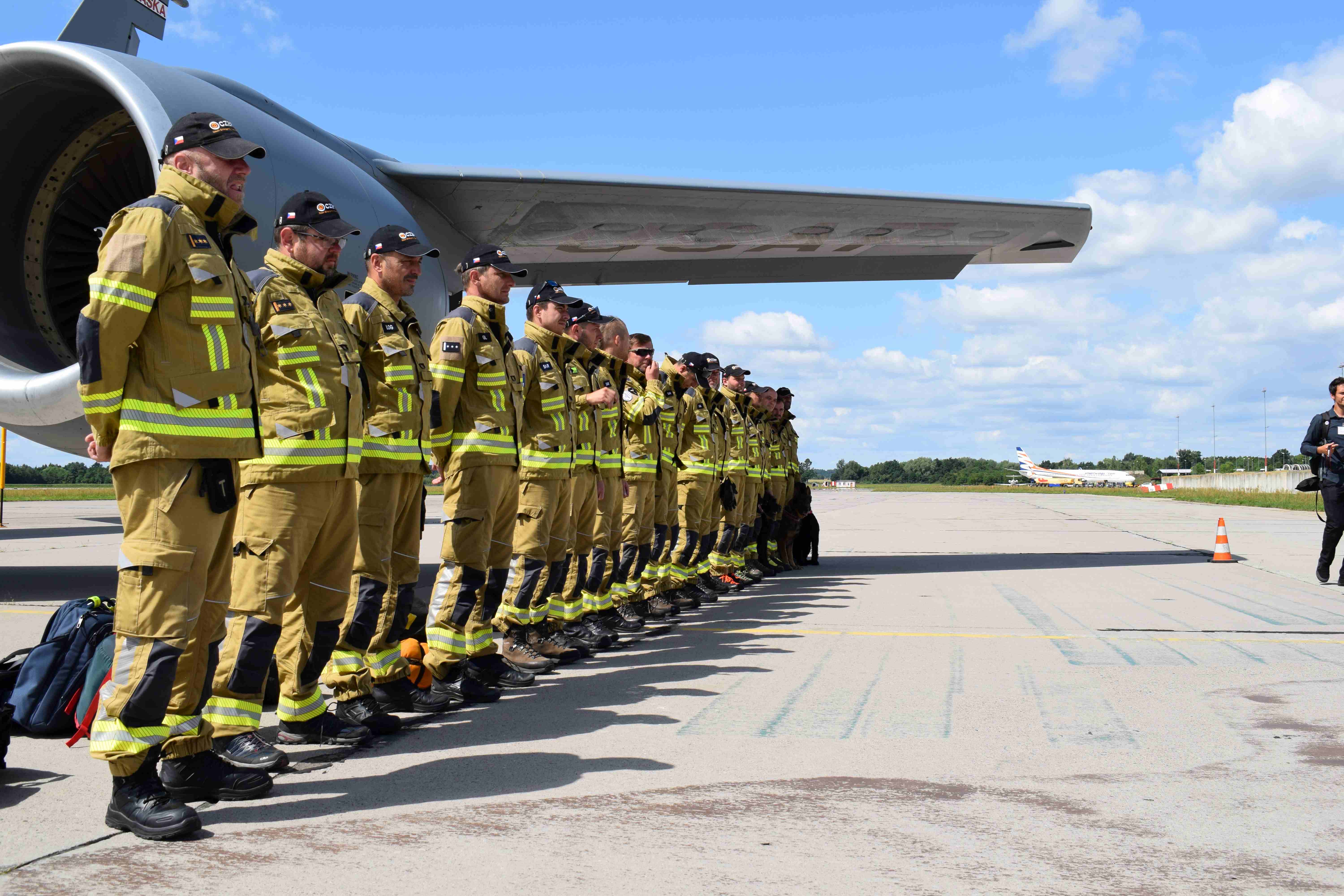 Speciální český tým složený z kynologů a specialistů Hasičského záchranného sboru se včera vrátil z Texasu zpátky do Česka