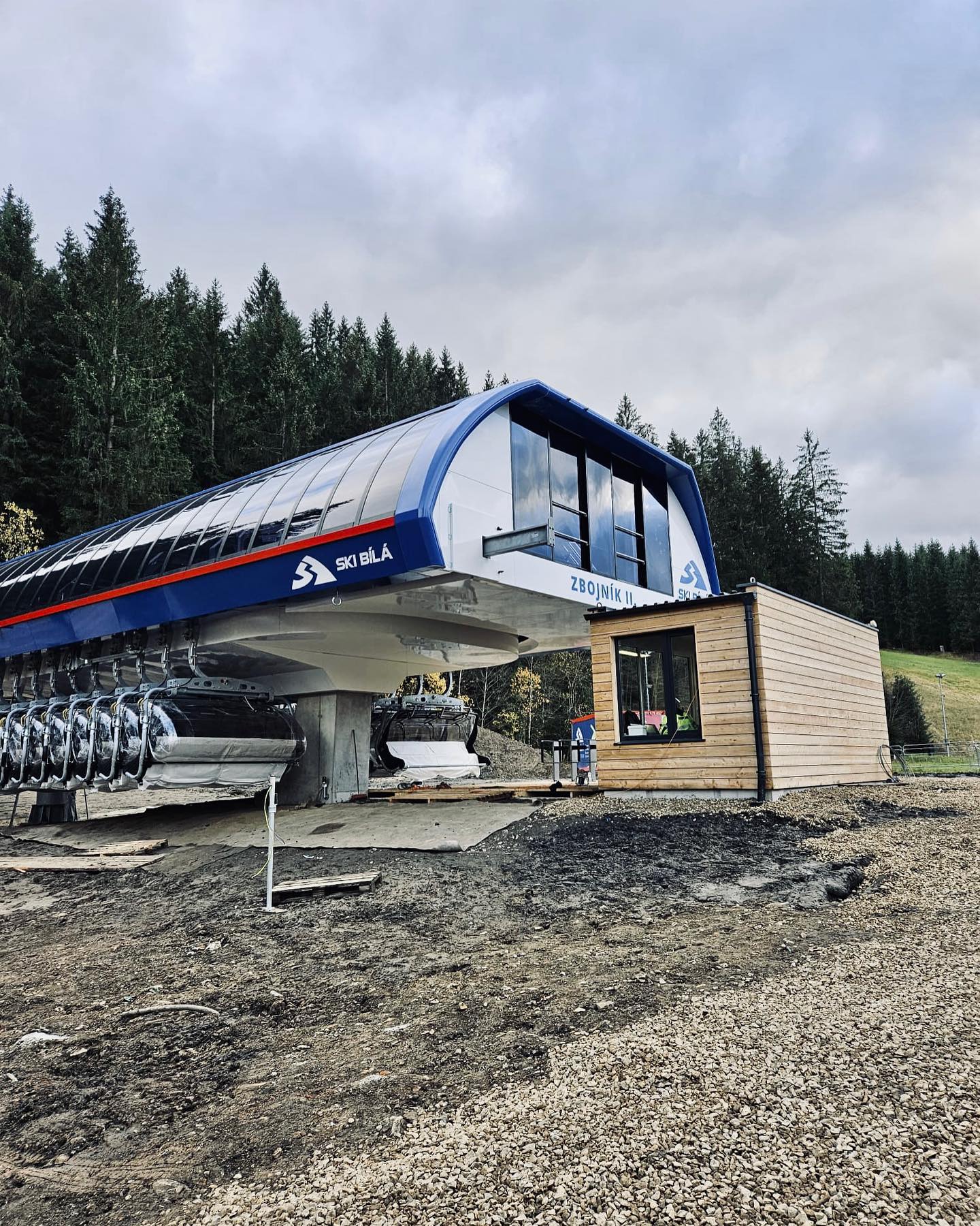 Nejtěžší na výstavbě nové lanovky jsou dokončovací práce, říká zástupce SKI areálu Bílá