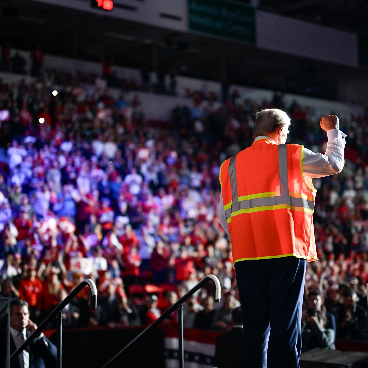 Popelářská vesta nebo servírování hranolek. Kampaň je přesto mnohem klidnější než minule, říká odborník na USA Durčák