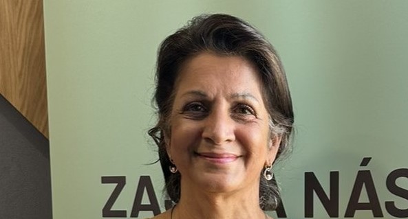 Indové milují barvy, Slunce, setkávání. Pro nás je problém setkávat se, a to mi vadí, říká indická princezna Alka Hájek 