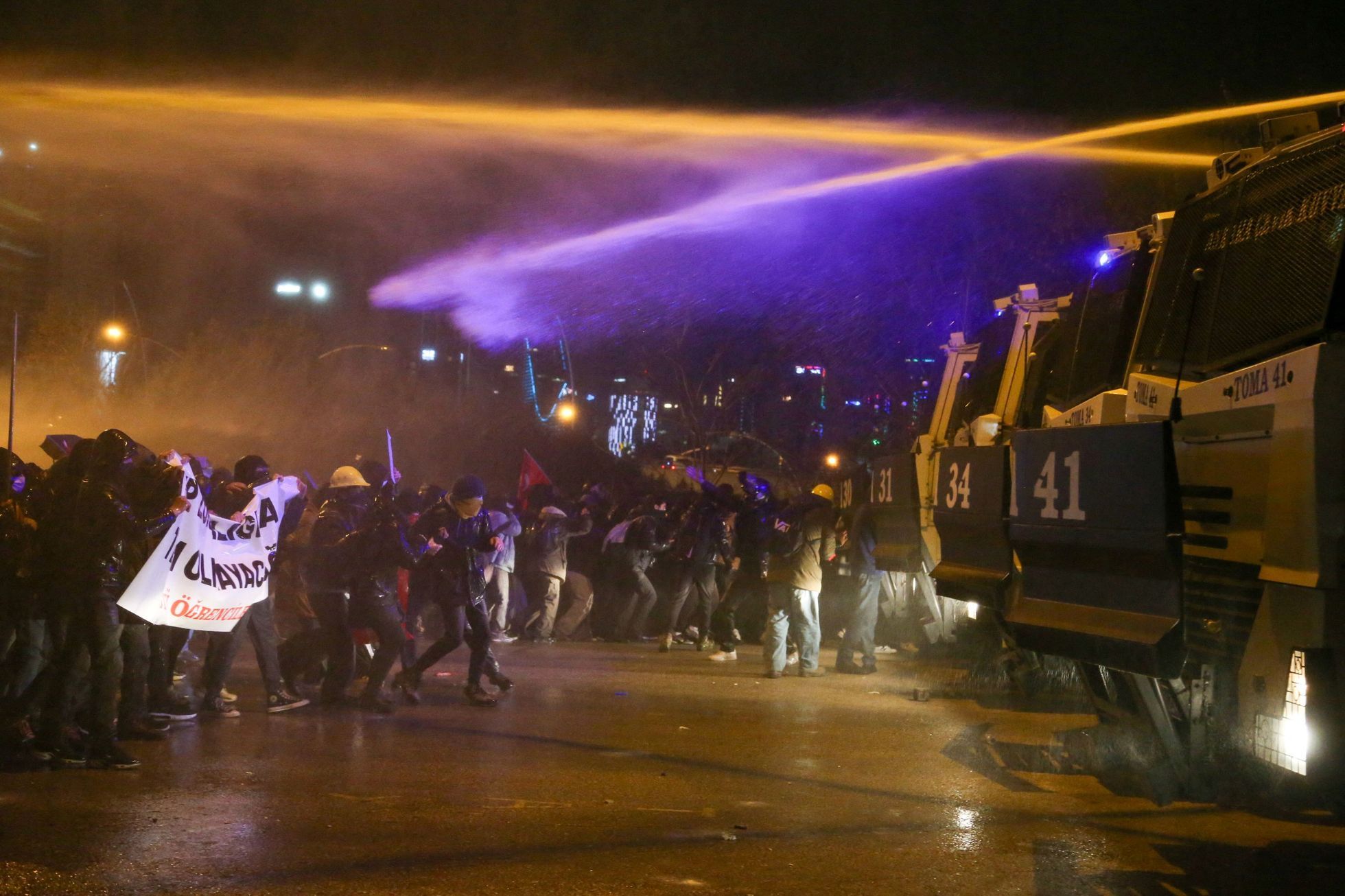 V Turecku probíhají největší protesty za posledních deset let. V Istanbulu dávejte pozor na konfliktní situace, apeluje na Čechy v zemi velvyslanec Štěpánek
