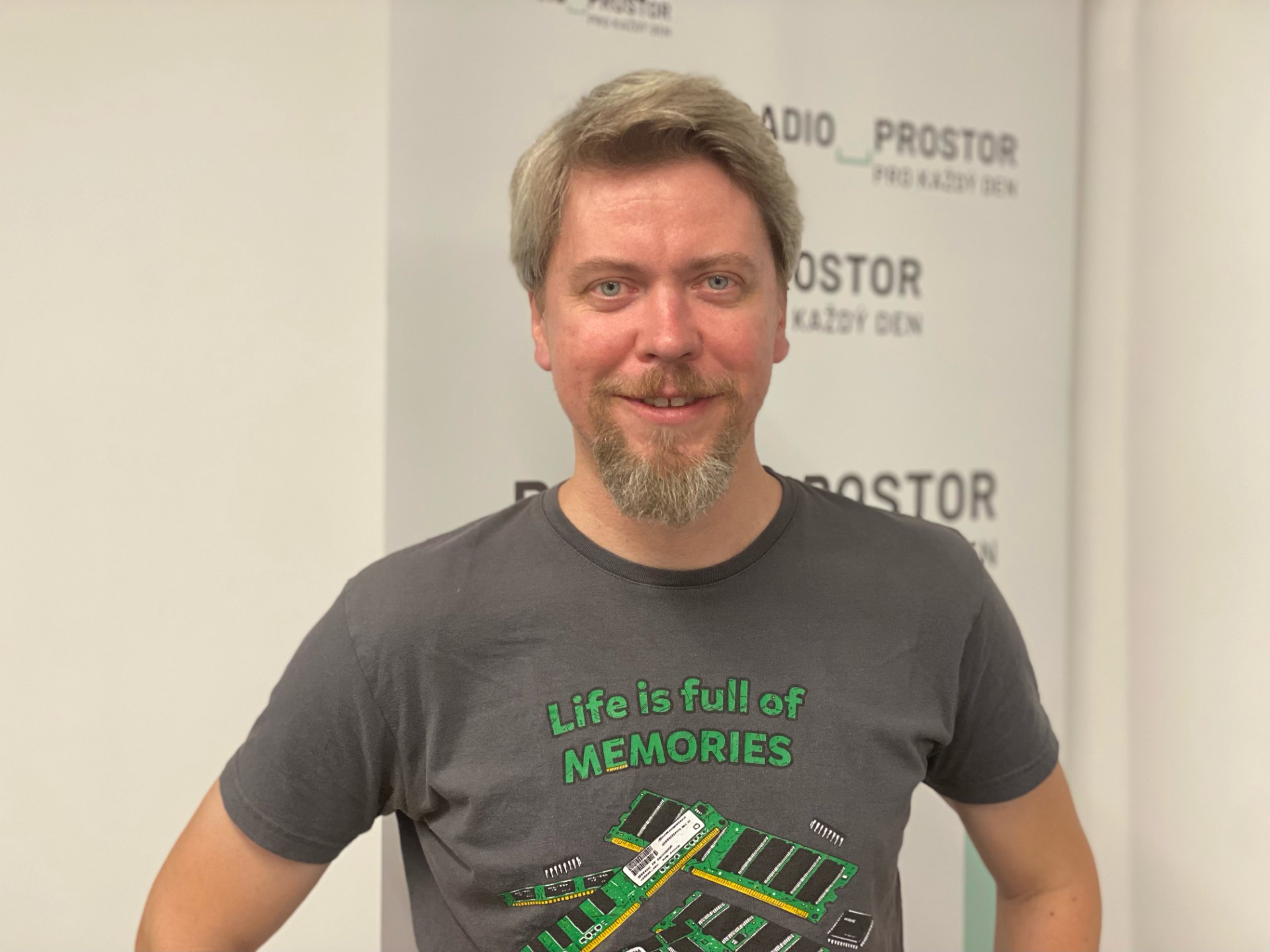 Mrzí mě, že se neučíme psát prakticky, pro život. Chtěl bych to změnit, říká copywriter a novinář Martin Kavka