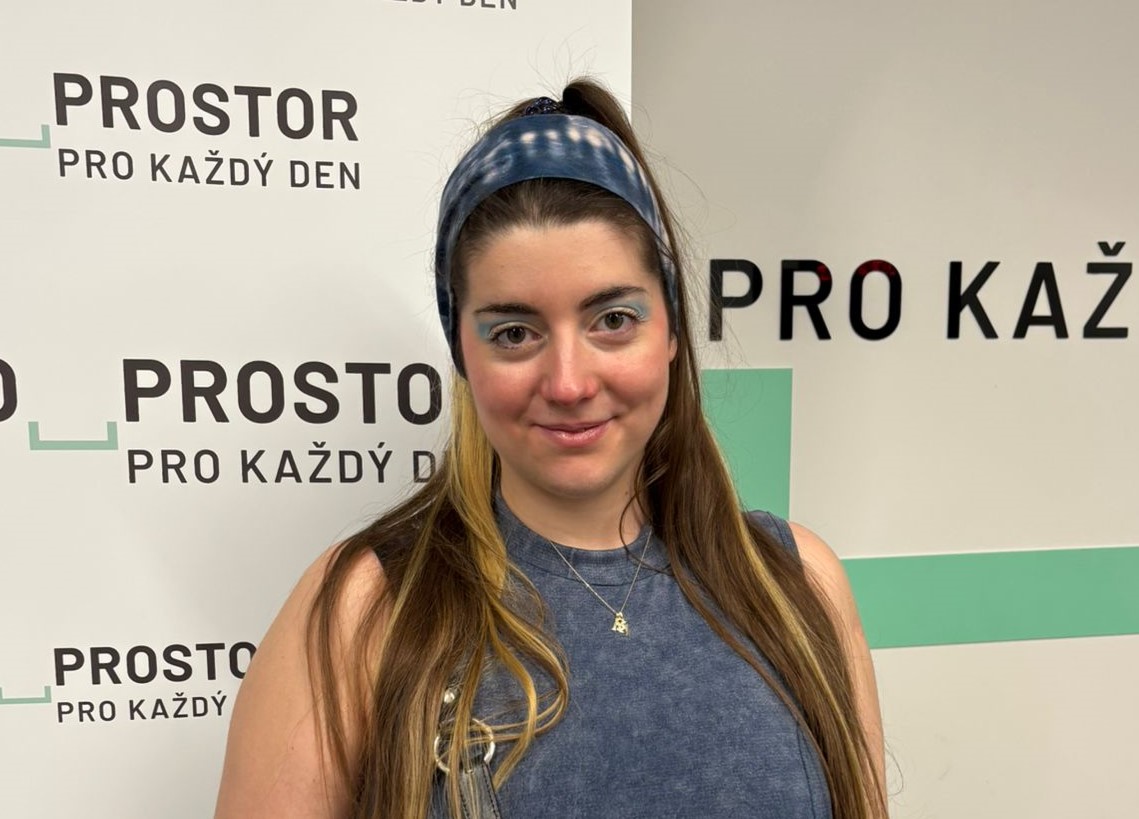 Synestézie mi umožňuje vidět zvuky a čísla v barvách. Obrazy tvořím skrze podvědomí, říká malířka Klára Sedlo