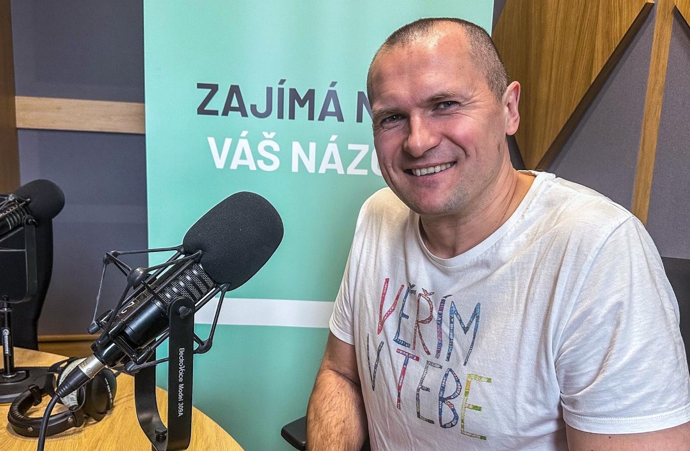 Muži od žen utíkají, protože mají strach z jejich emocí, říká mentor mužů Černý