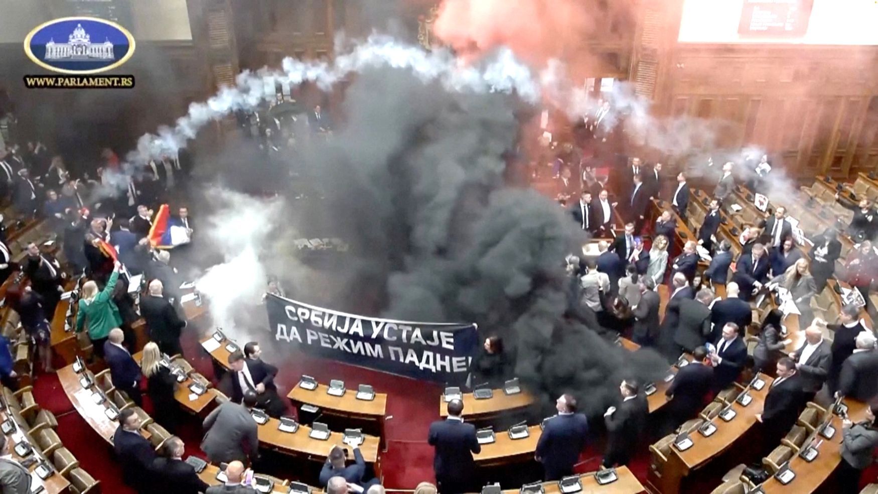 V Srbsku pokračují nepokoje, protesty se přelily do parlamentu. Studenti jsou apolitičtí, tvrdí překladatel Novosad