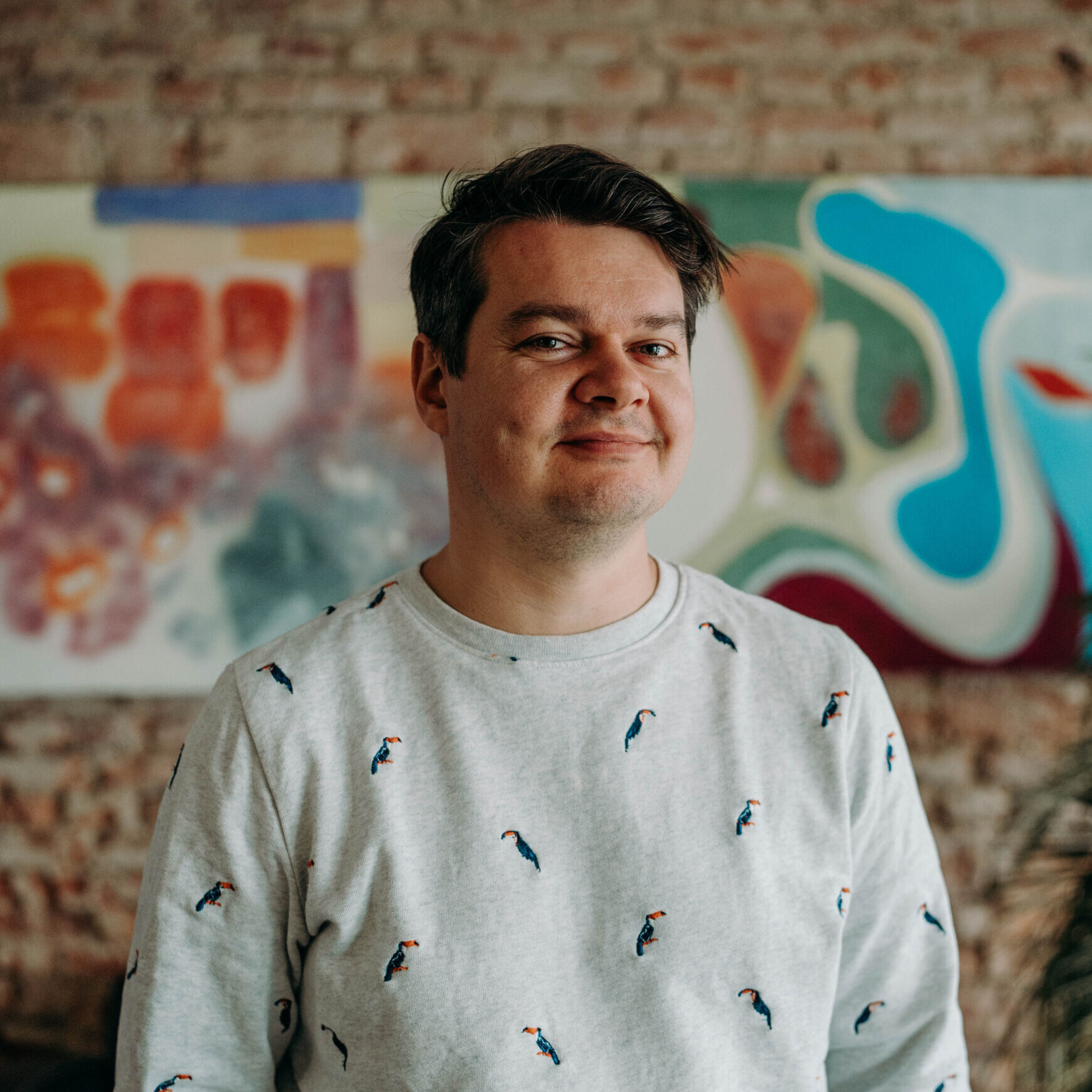 S umělou inteligencí se musíme naučit žít. Ale jenom lidská srdce se dokáží dotknout lidských srdcí, říká songwriter Jan Vávra