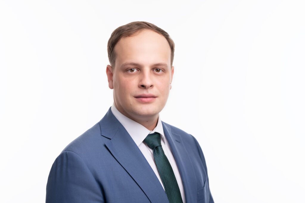 Zvyšování minimální mzdy je zbytečné. Podporuje šedou ekonomiku, říká ekonom Peterka