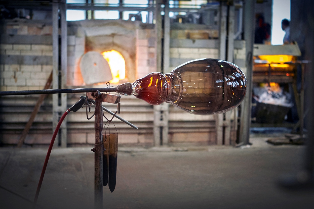 Koronavirus zavřel menší sklárny. Zbylé bojují o přežití