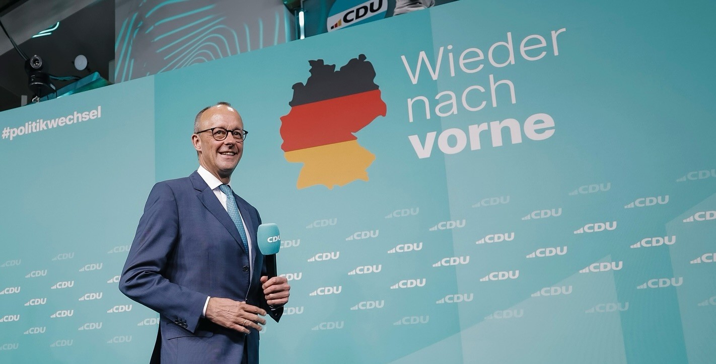 Německo už jedná o nové vládě. Investicí do obrany reaguje na zastavení americké pomoci Ukrajině, míní analytik