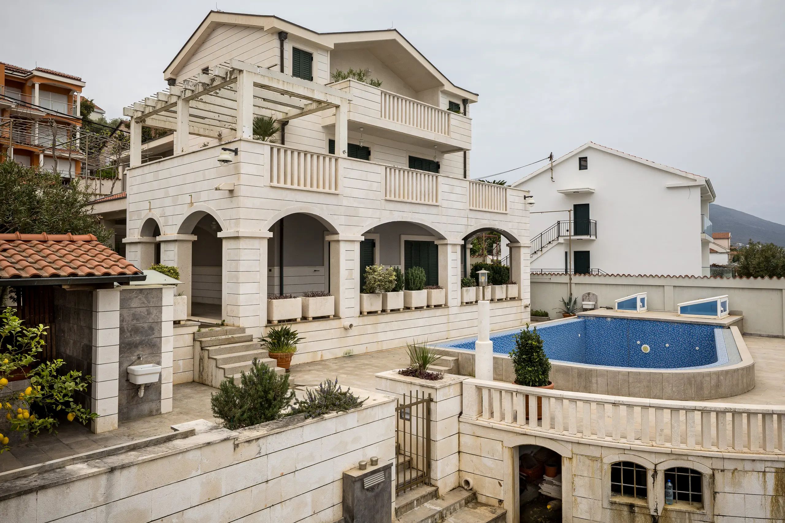 Policisté zatím majetek Budinského v zahraničí neřeší, záleží jak se kauza vyvine, říká reportérka Ciroková