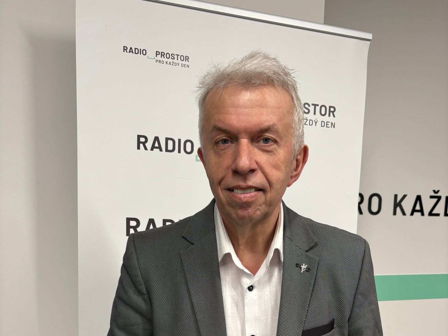 U stromečku vždycky hraju koledy. Co se týče jídla, salát i ryba jsou jenom zákusek, usmívá se Jaroslav Svěcený