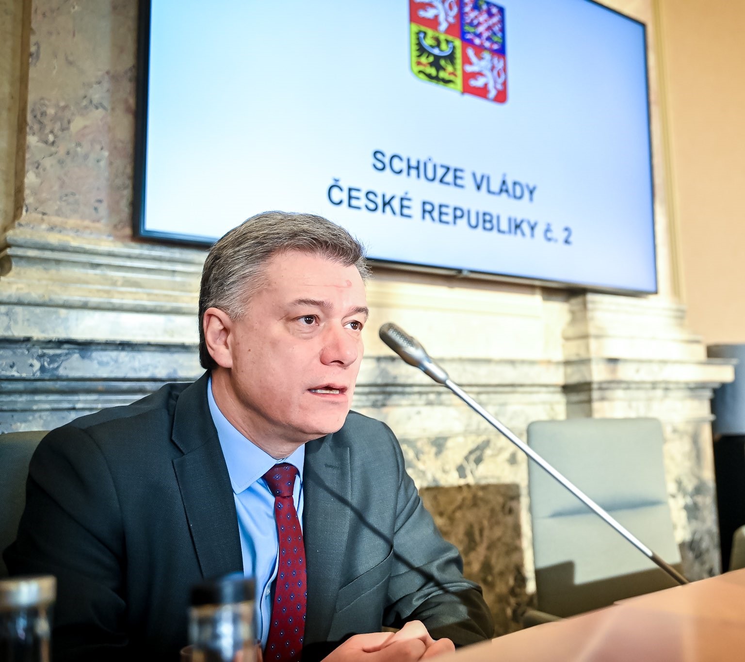 K případu znásilňování nelze mlčet. Blažek to chce politicky zahnat do autu, říká politolog