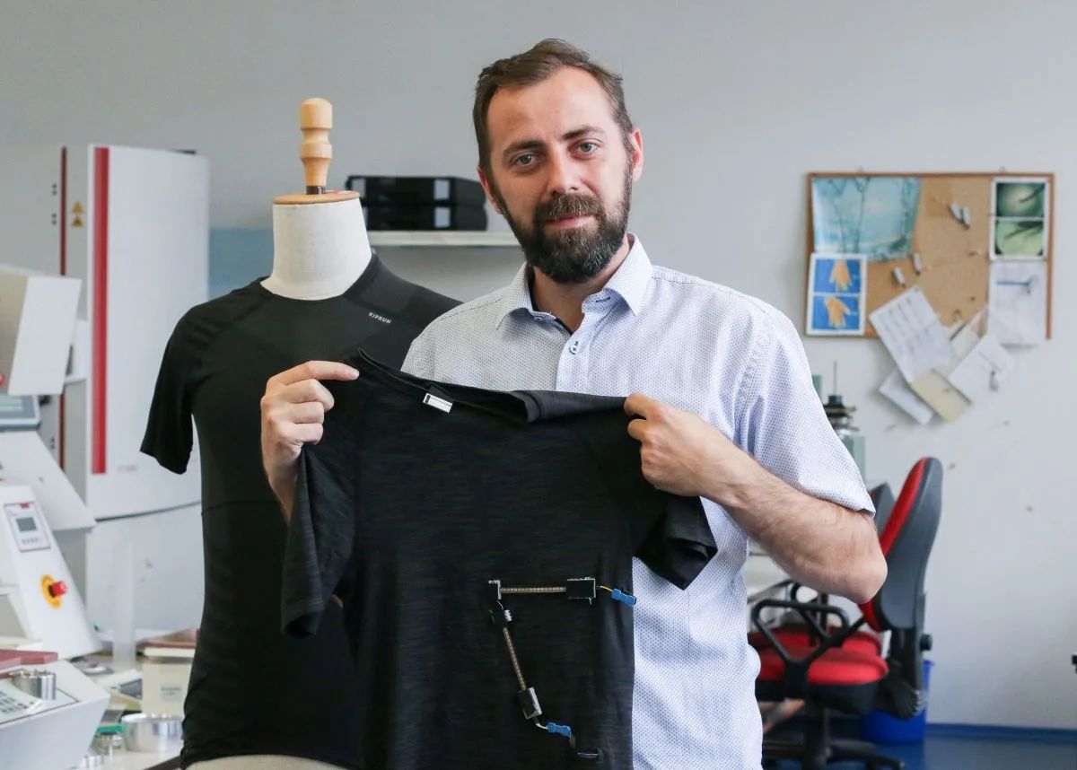 Chytré triko z Technické univerzity v Liberci má chránit řidiče před mikrospánkem, testovat se bude v Japonsku