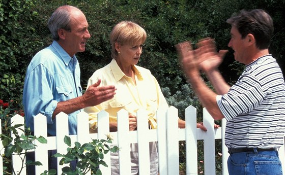 V létě mohou narůstat spory mezi sousedy. Vadí vám kouř ze sousedova grilování, pak to budete mít těžké