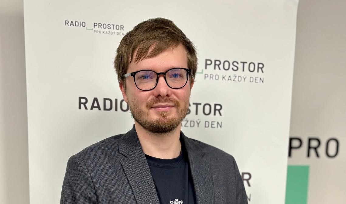 Mluvčí MZV ČR Daniel Drake: Každý den přemýšlím, jak udělat zahraniční politiku srozumitelnější a zábavnější