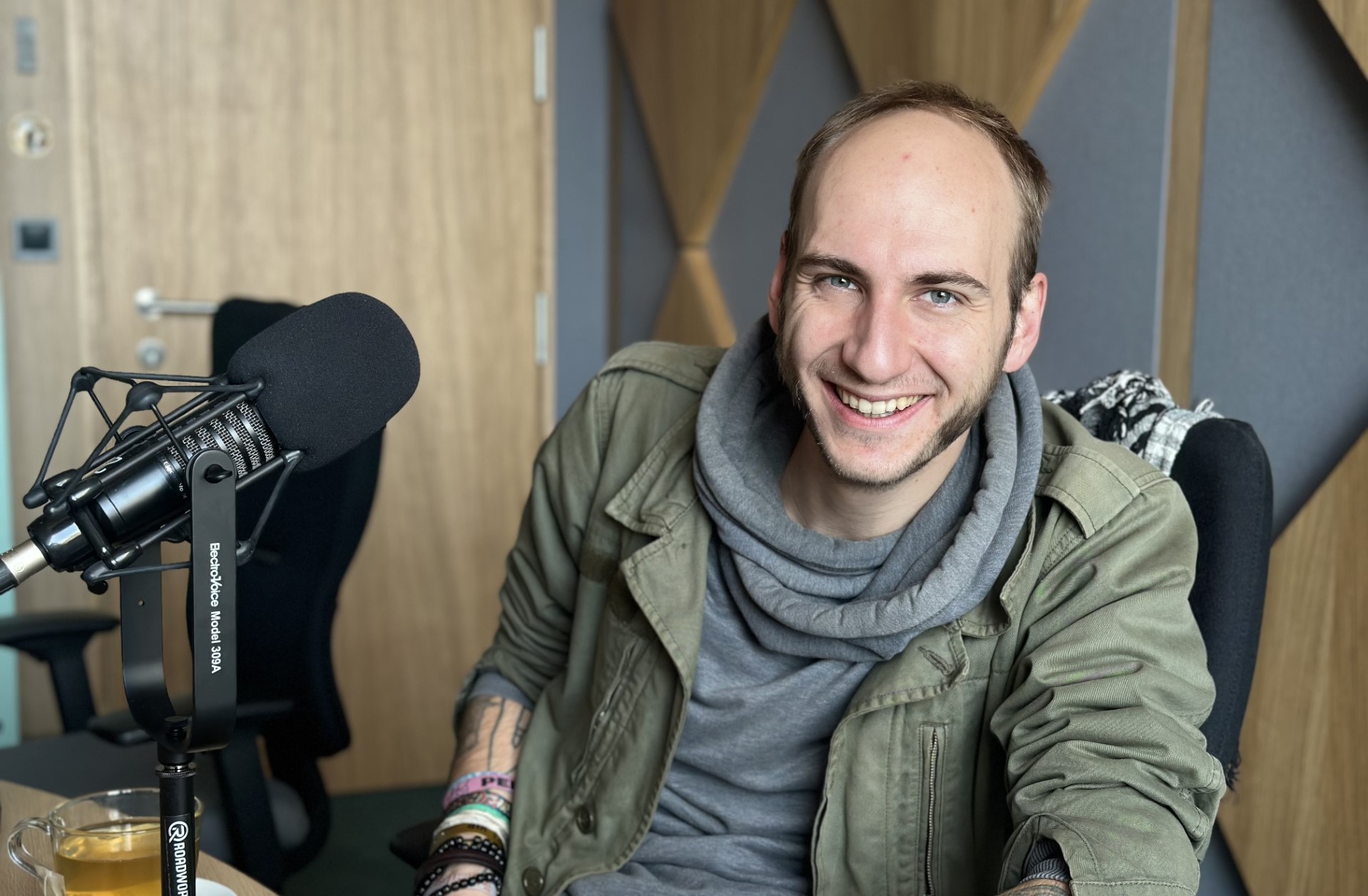 Slam poetry musí být osobní. Bez rekvizit a kostýmů, říká Anatol Svahilec