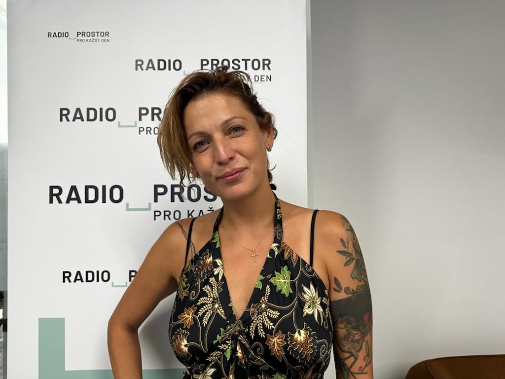 Všichni víme, kdy překračujeme hranice a některé kauzy se nám jenom hodí, říká textařka a komička Adéla Elbel