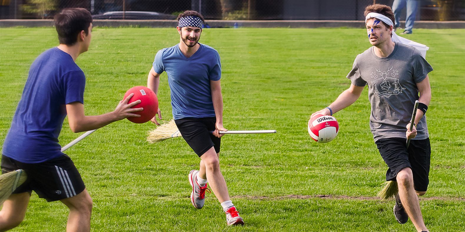 Mudlovský famfrpál je tvrdá hra. Občas se někdo pěkně proletí