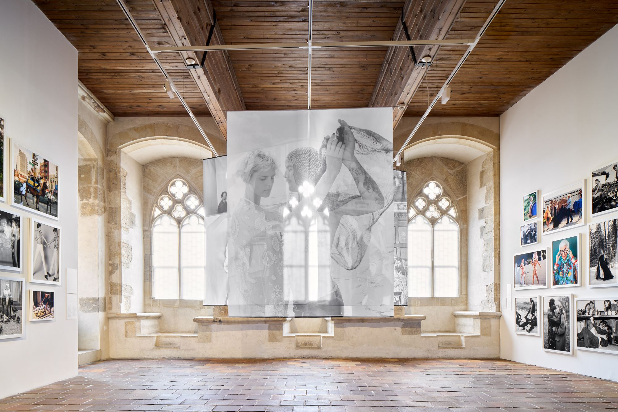 Výstava legendárního Bruce Webera slibuje pozitivní náladu. K vidění jsou fotografie i krátké filmy