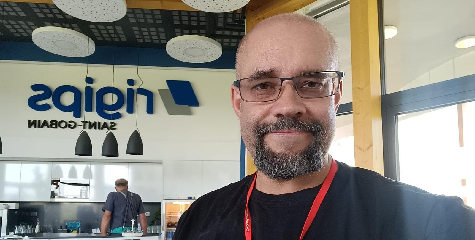 Vláda má hlavní problém přesvědčit lidi, že její kroky jsou pozitivní. Čas se jí bohužel krátí, říká sociolog Bednář 