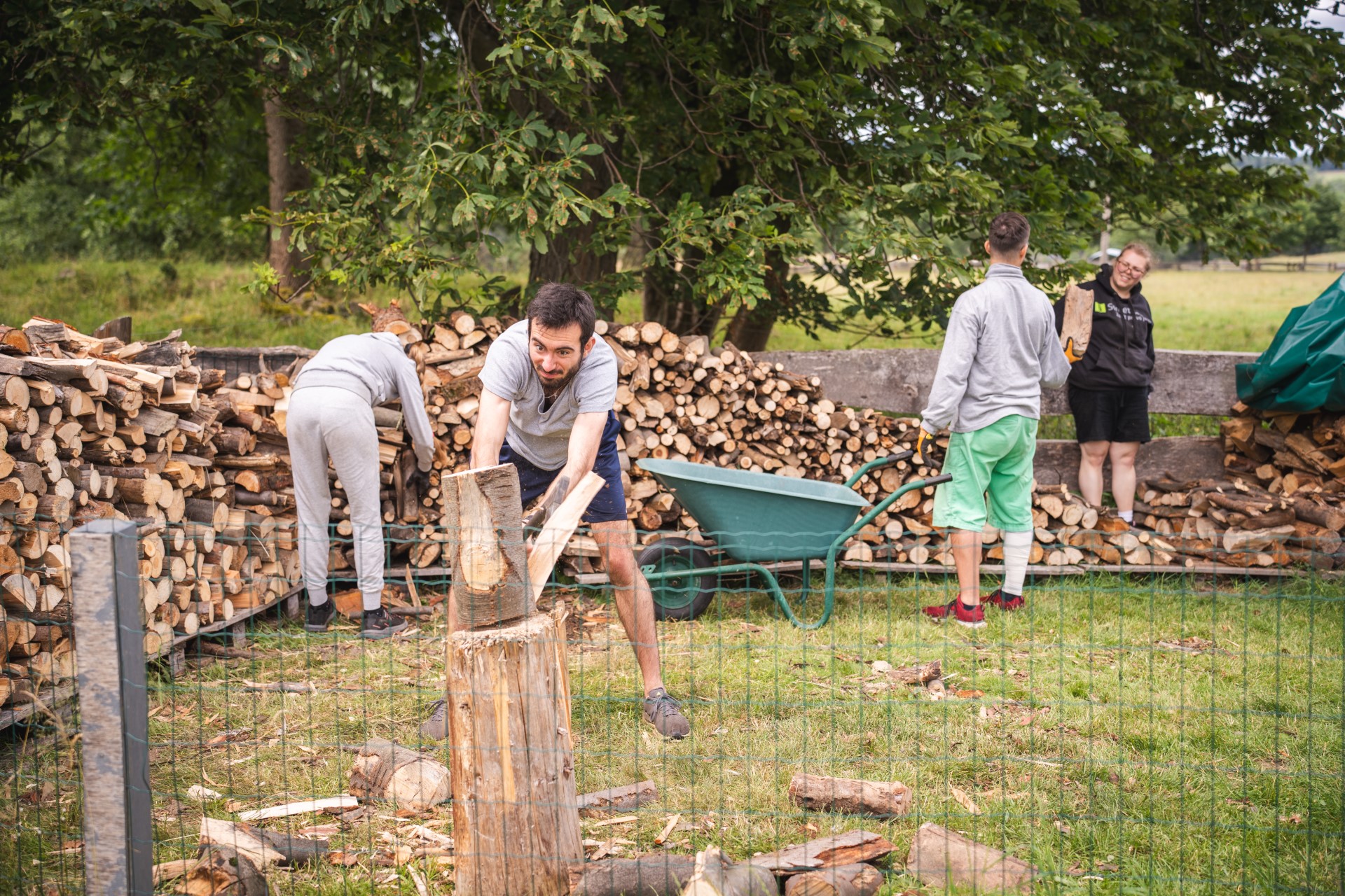 Už potřetí zamířila stovka mladých dobrovolníků do Šluknovského výběžku, kde budou celý první červencový týden nezištně pomáhat lidem v nouzi