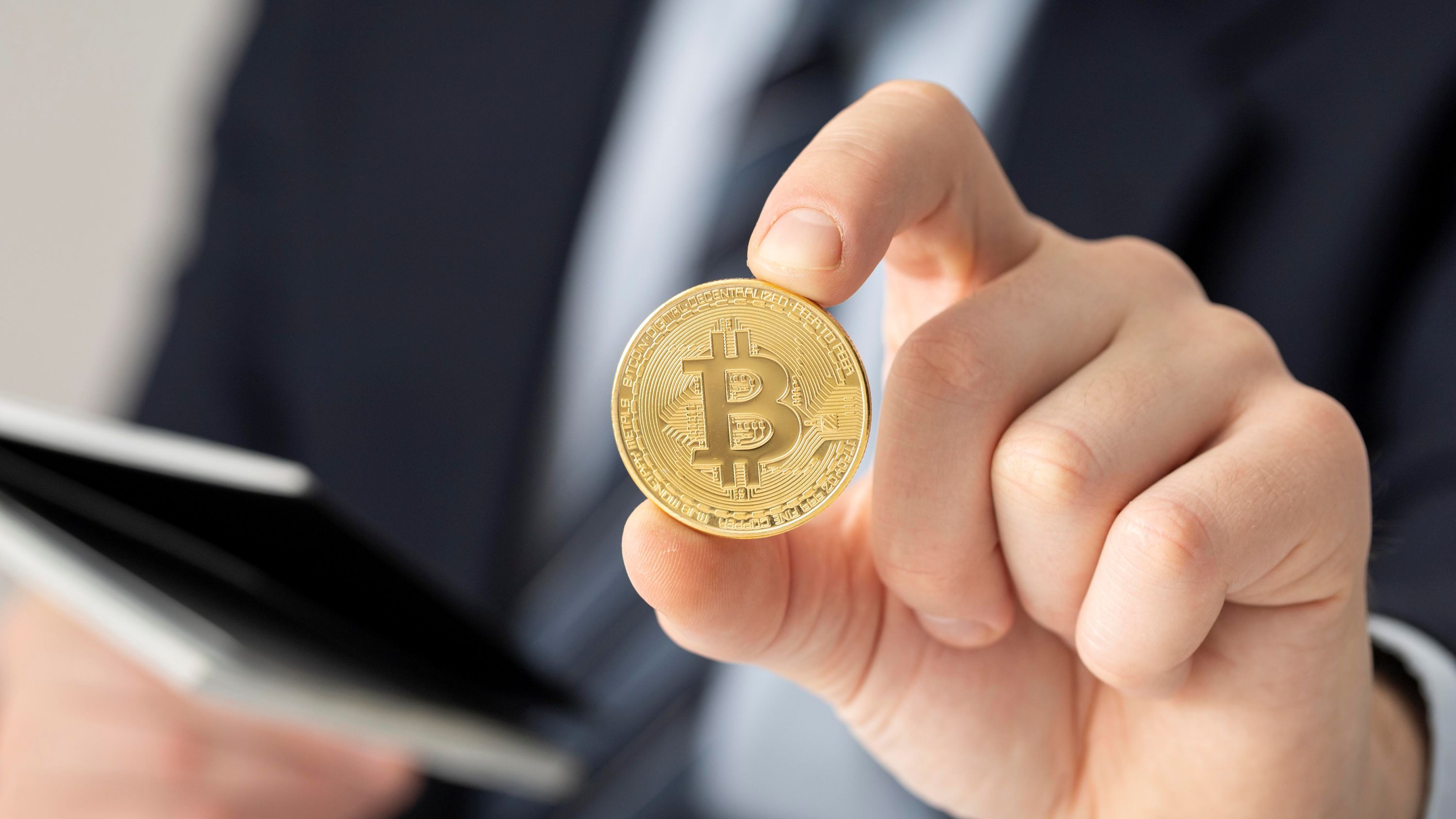 Bitcoin v únoru ztratil pětinu hodnoty. Stále patří k rizikovým aktivům, říká ekonom Skořepa