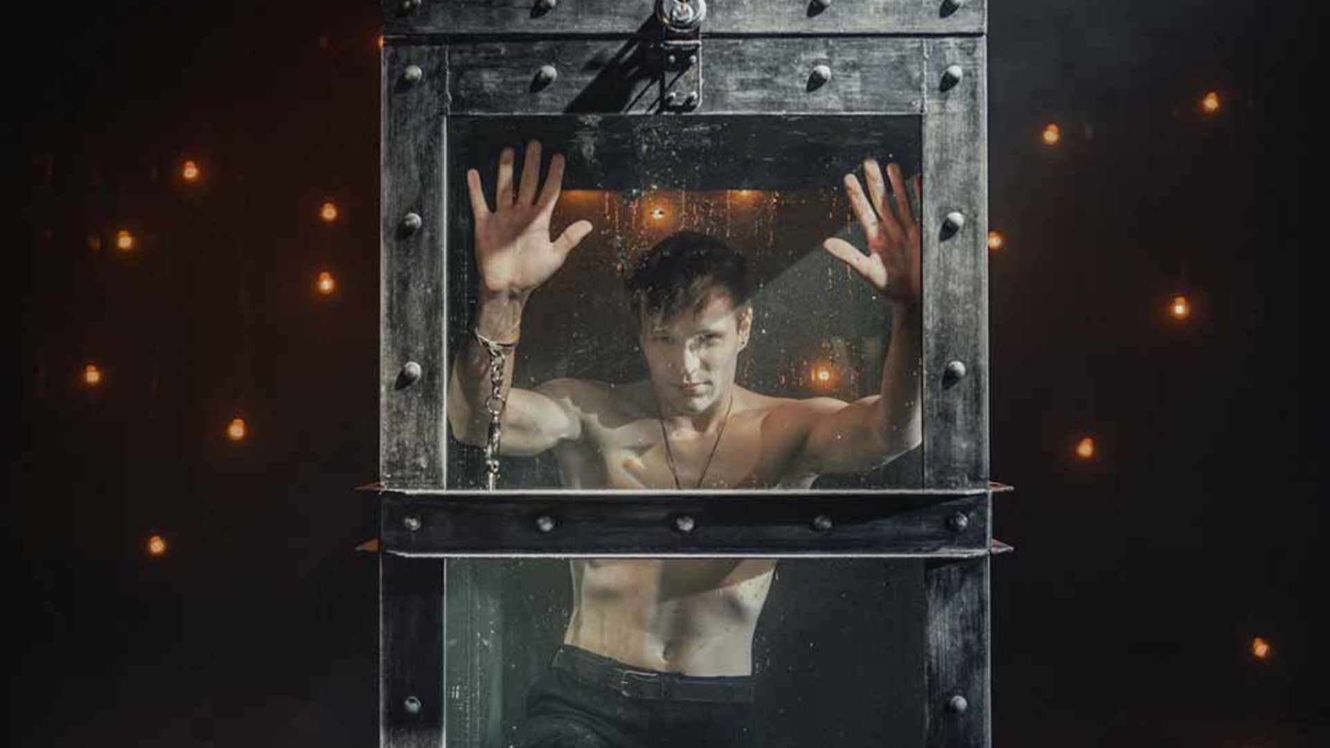 Český Houdini v akci: Michal Nesveda uniká z tisícilitrové nádrže a bojuje se strachem