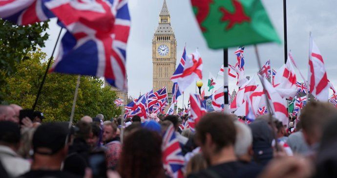 Londýn v sobotu zažil masivní protest. Minimálně desítky tisíc lidí demonstrovaly proti migraci