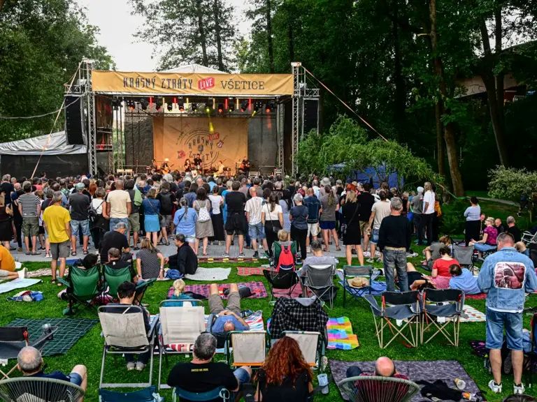 Statek ve Všeticích už dnes ožije hudbou, debatami i osobní atmosférou – začíná festival Krásný ztráty Live 2025