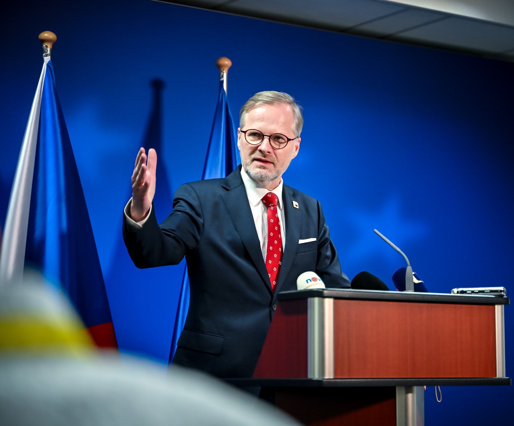 Vládní chaos. Chybí razantní kroky, tvrdí politolog