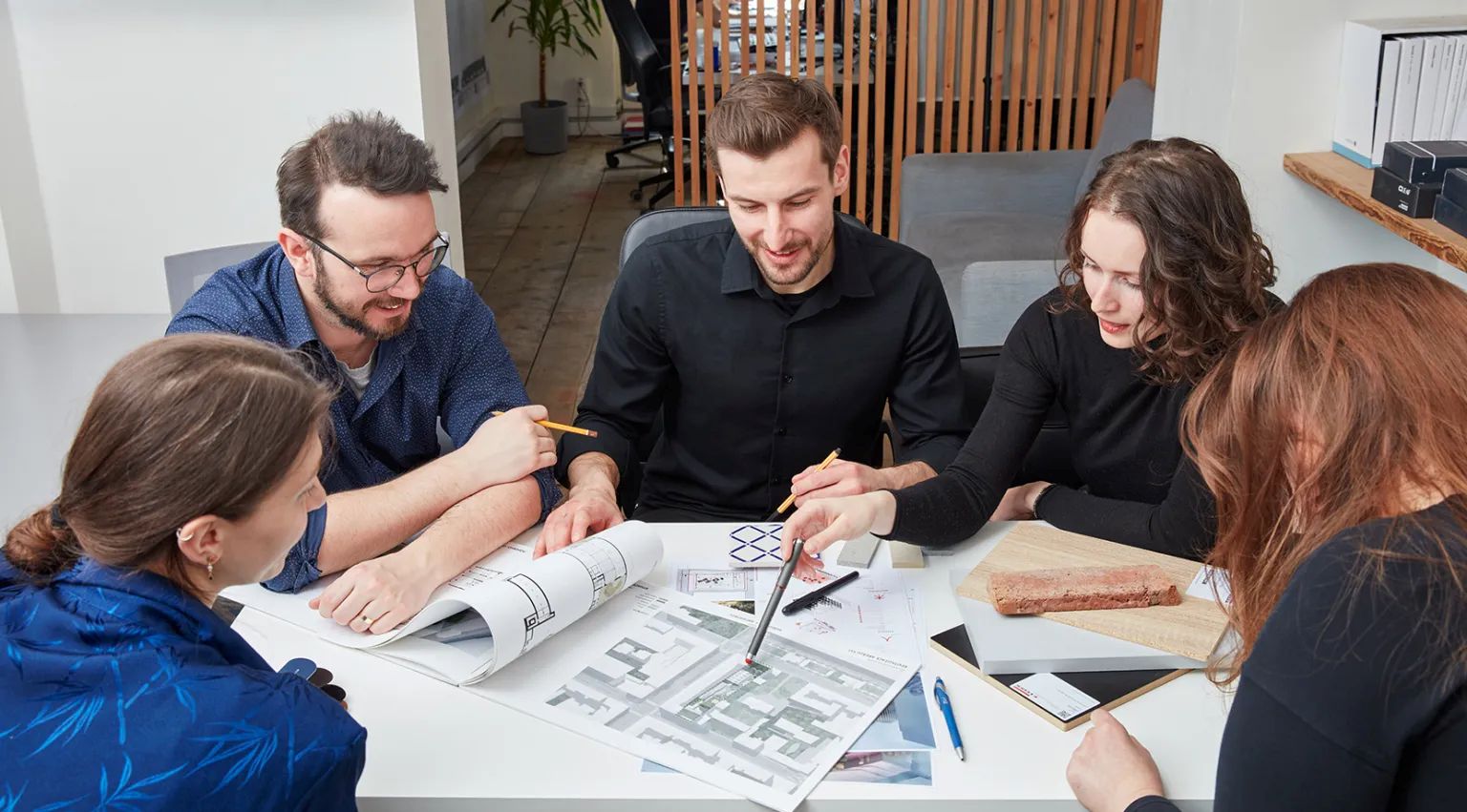 Střední školy v Praze se potýkají s nedostatkem míst a tlak na jejich kapacity každoročně roste. Pomoci chtějí architekti