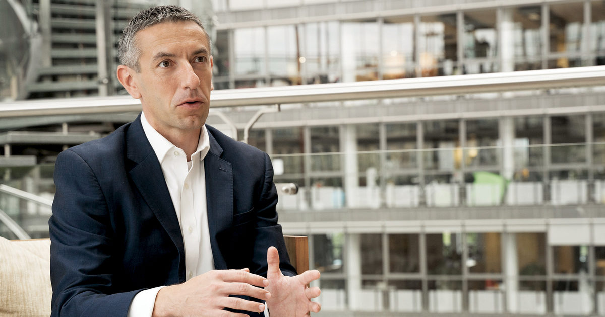 Montovat volanty se Čechům nechce. Pracovní trh se tomu musí přizpůsobit, říká ekonom