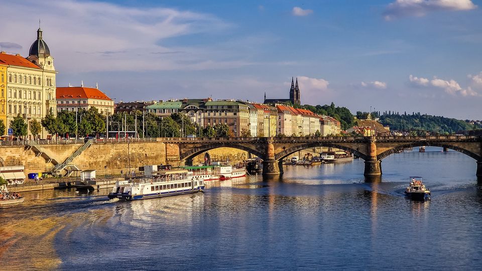 Praha otevřela náplavky, na Vltavu se vrátily lodě, fungují i přívozy