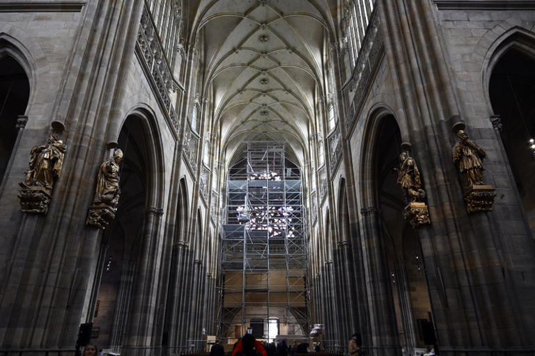 Po více než sedmi stoletích se katedrála svatého Víta dočká svého symbolického dokončení – právě teď uvnitř roste kolosální lešení pro montáž zbrusu nových varhan