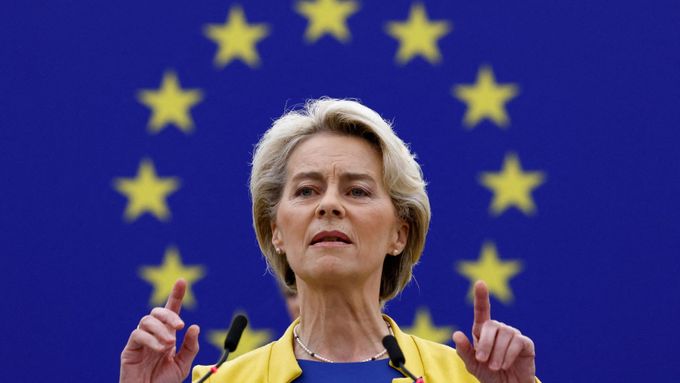 Předsedkyně Evropské komise Ursula von der Leyen čelí hned dvěma návrhům na hlasování o nedůvěře