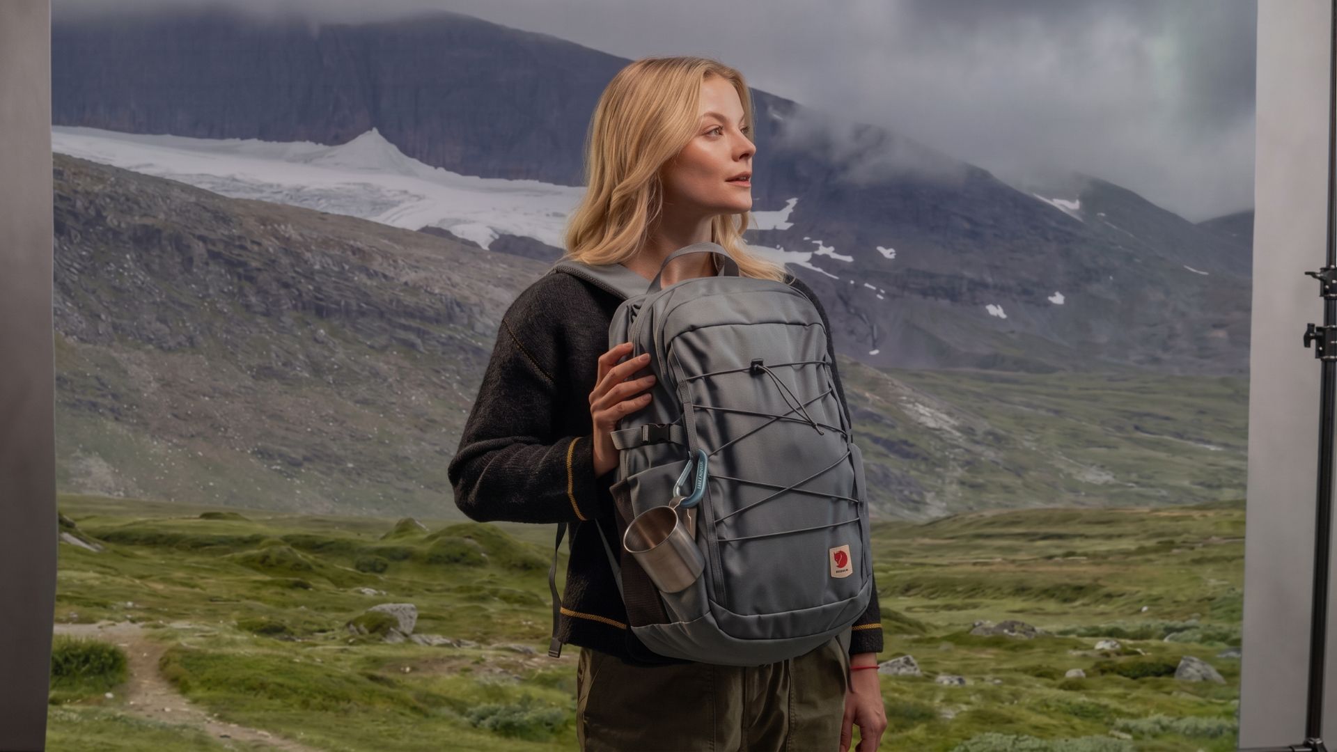 Nosí se batoh na břiše? Jak vznikla konspirační kampaň Frontpackers, která pobláznila sítě