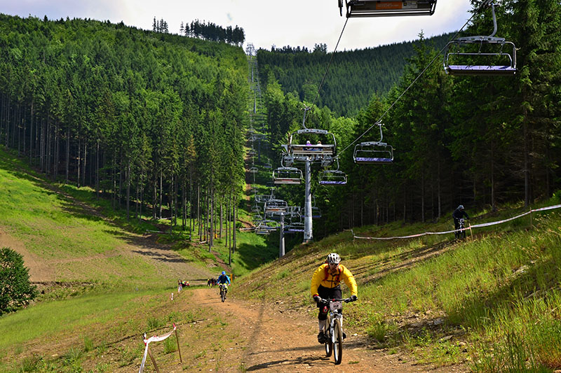 Léto a dovolené jsou v plném proudu a pro ty z vás, kteří třeba stále přemýšlejí kam vyrazit, máme tip - Bike park Kouty