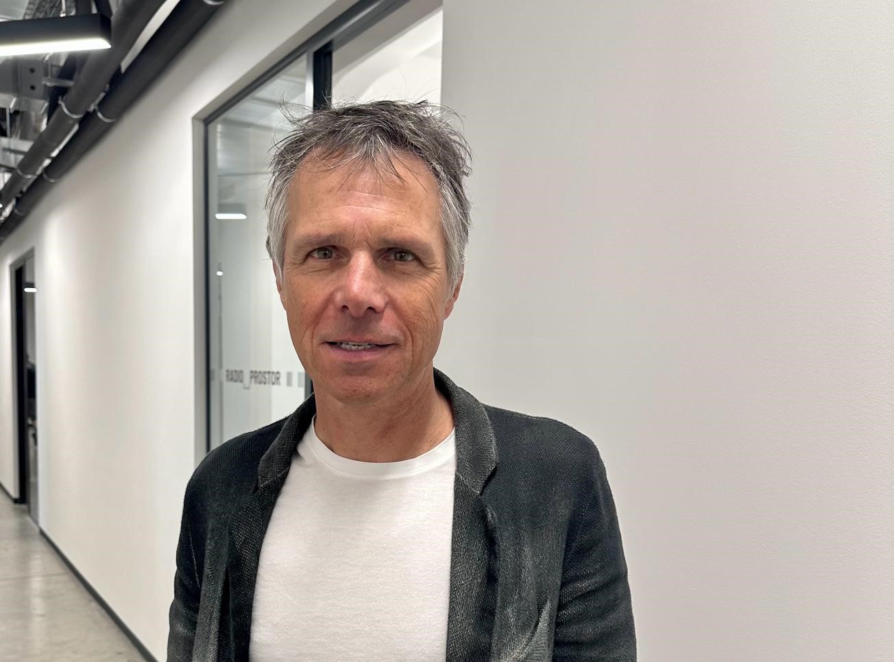 Nikdy si nezvyknu na to, že se moje dítě řítí z kopce 130 km za hodinu na lyžích, říká Janek Ledecký