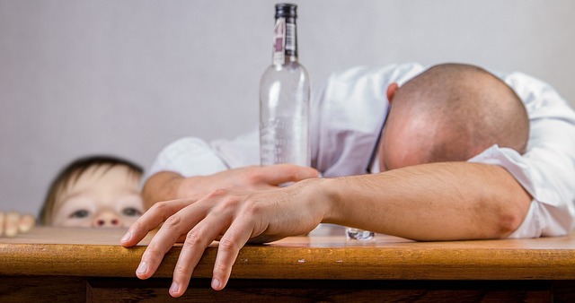 Alkohol je v Česku norma. Přemlouvat někoho, ať se jde léčit, nikam nevede