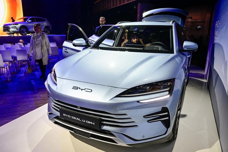 Čínská automobilka BYD vstoupila na český trh. Je otázka, jak zareaguje český zákazník, míní motoristický novinář Blažek