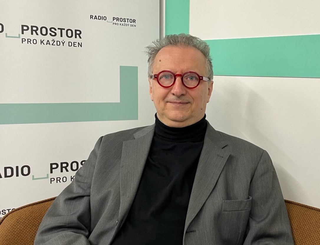 Češi mají skvělý smysl pro humor, krásné ženy i světové umělce, říká česko-srbský výtvarník Djaković